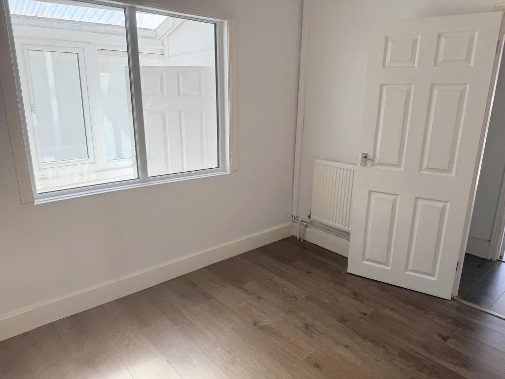 Lot: 150 - DETACHED BUNGALOW FOR INVESTMENT - Living room with internal window